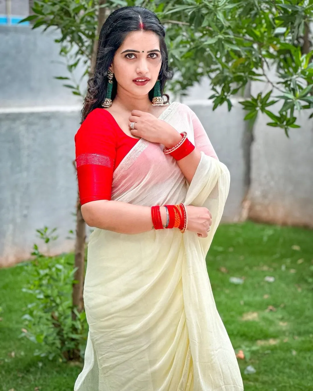 TELUGU TV ANCHOR SRAVANTHI CHOKARAPU STILLS IN WHITE SAREE RED BLOUSE 6